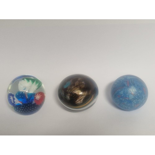 4206 - A collection of 22 Cathness and other decorative paperweights