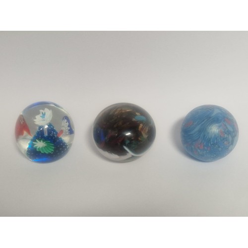 4206 - A collection of 22 Cathness and other decorative paperweights