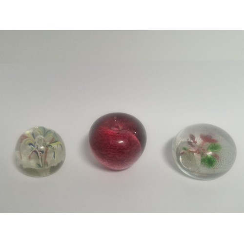 4206 - A collection of 22 Cathness and other decorative paperweights