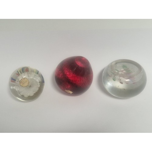 4206 - A collection of 22 Cathness and other decorative paperweights
