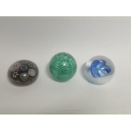 4206 - A collection of 22 Cathness and other decorative paperweights