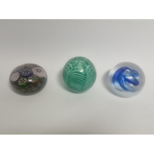 4206 - A collection of 22 Cathness and other decorative paperweights