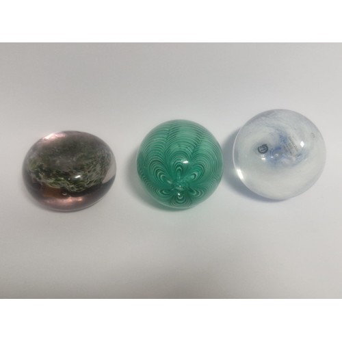 4206 - A collection of 22 Cathness and other decorative paperweights