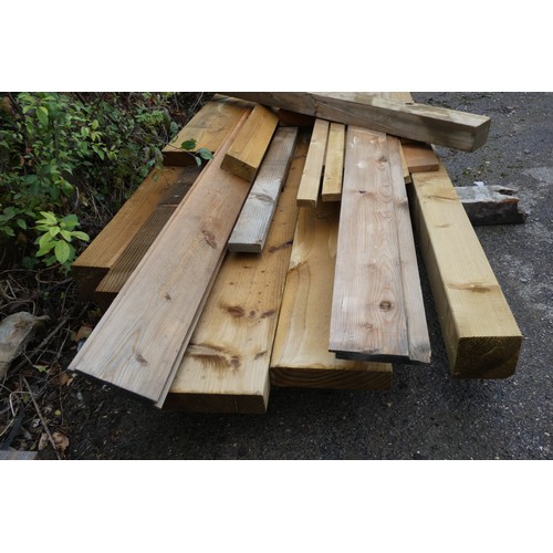 A quantity of various timber to include 10cm x 10cm, 20 x 4.5cm etc ...