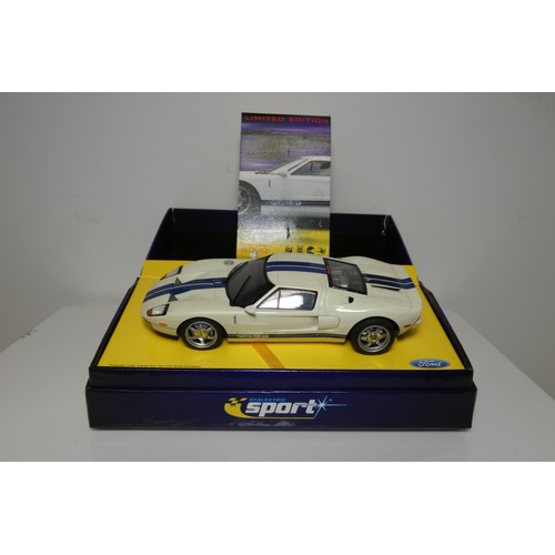 8031 - 1 x Scalextric Ford GT 2003 Road Version Limited Edition C2570A slot car