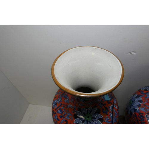 3216 - A pair of blue and red floral patterned vases by Chung with two heavy decorative wooden bases