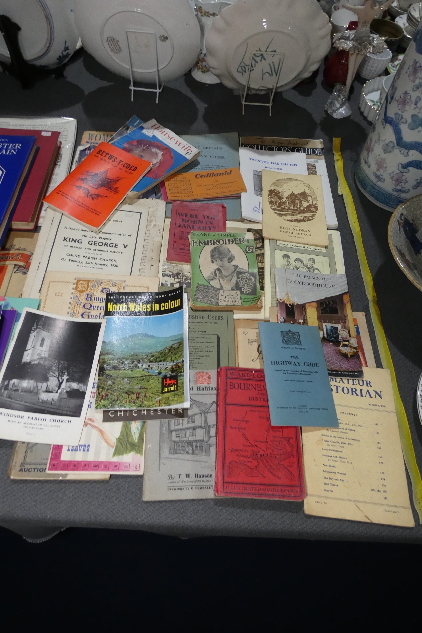 A large quantity of miscellaneous vintage travel pamphlets and small ...