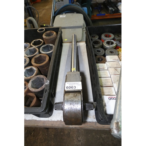 6063 - A 1 inch drive socket ratchet wrench