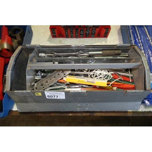 6077 - 1 x metal tool box containing a quantity of various tools including spanners etc