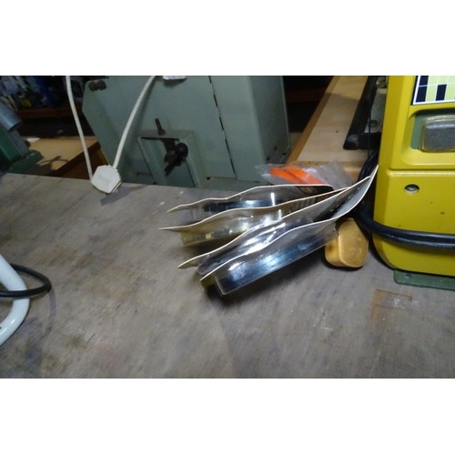 6095 - 1 x Proxxon small bench top bandsaw 240v and several spare blades
Working When Tested