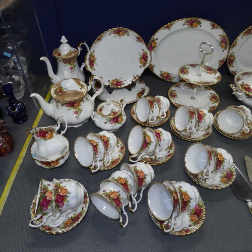 7252 - A large quantity of Royal Albert 