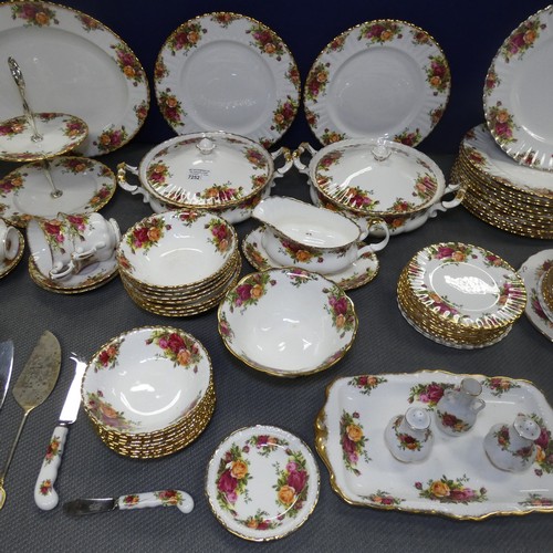 7252 - A large quantity of Royal Albert 
