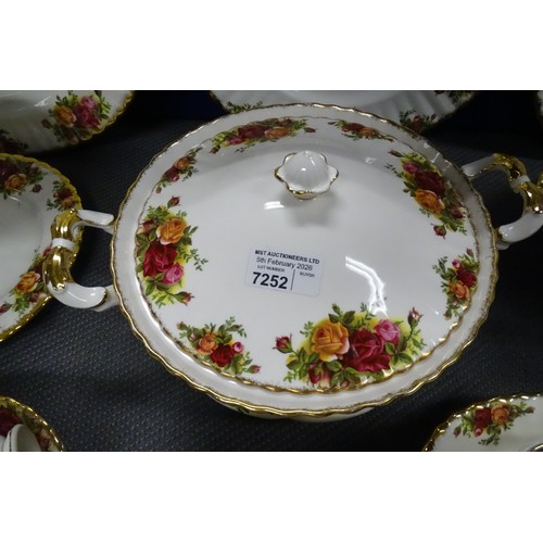 7252 - A large quantity of Royal Albert 