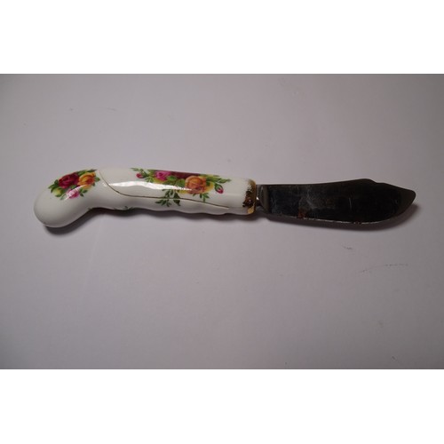 7252 - A large quantity of Royal Albert 