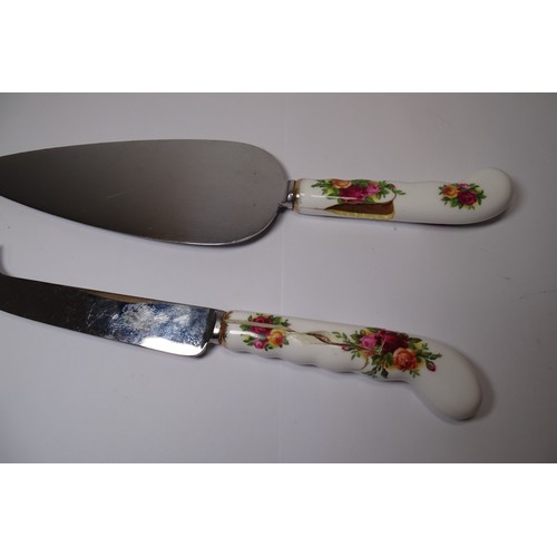 7252 - A large quantity of Royal Albert 