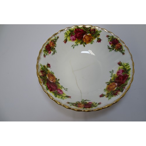 7252 - A large quantity of Royal Albert 