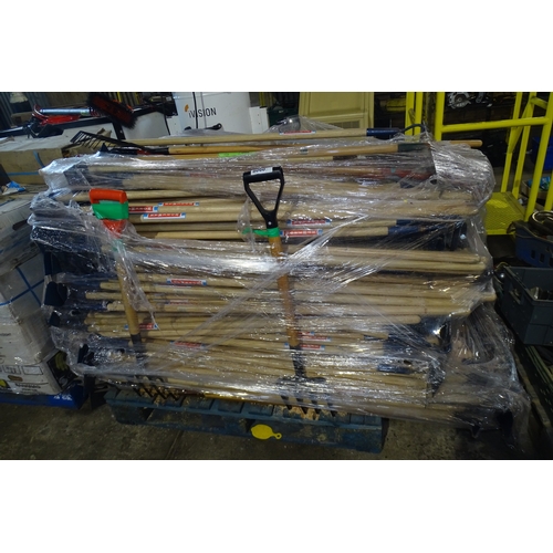 8060 - A large quantity of hand tools to include hoes, rakes and 4 prong forks etc - Contents of 1 pallet