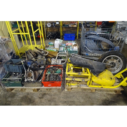 8061 - 1 x Volkswagen Trike Project for spares or repair, items include shocks/springs, exhaust parts, whee... 