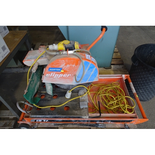 8131 - 1 x Masonry/Brick Saw by Norton Clipper CM42 SN: 190155280, YOM 01/2019 on a wheeled/folding stand -... 