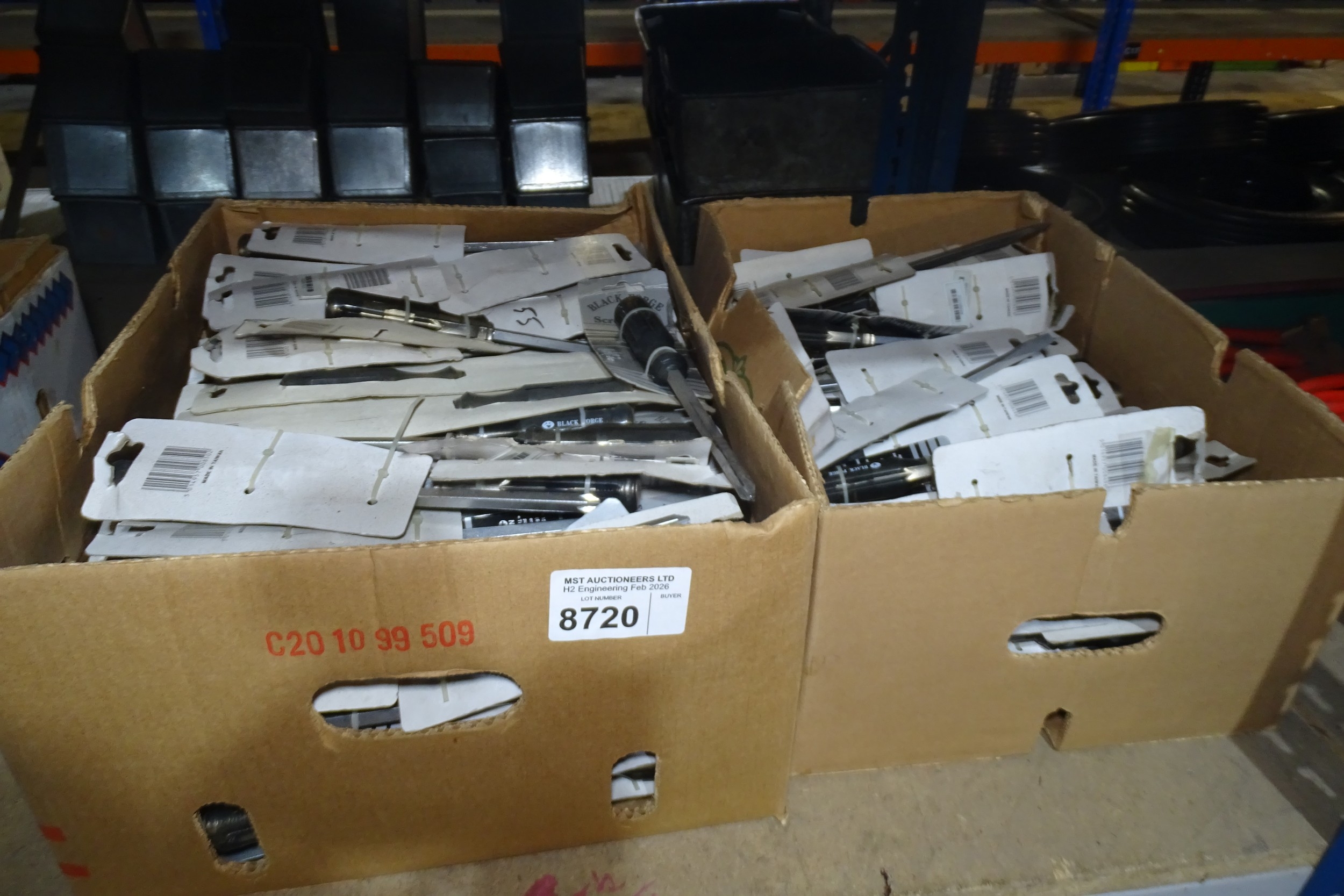 A quantity of various flat head and cross head screw drivers - Contents ...