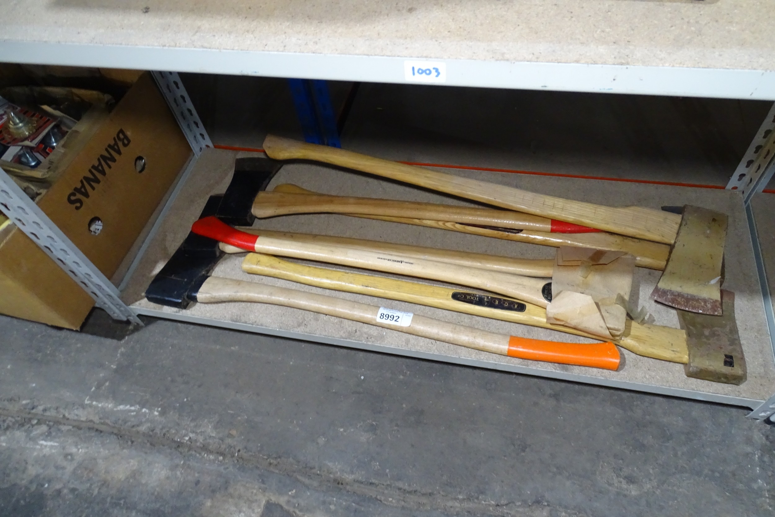 A quantity of various axes - Contents of 1 shelf