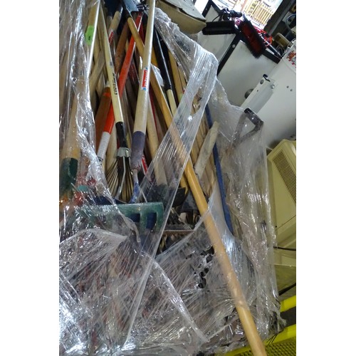 8060 - A large quantity of hand tools to include hoes, rakes and 4 prong forks etc - Contents of 1 pallet