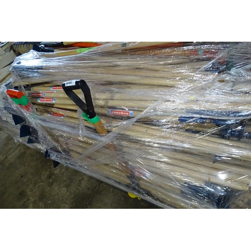 8060 - A large quantity of hand tools to include hoes, rakes and 4 prong forks etc - Contents of 1 pallet
