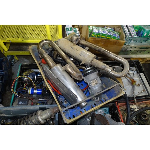 8061 - 1 x Volkswagen Trike Project for spares or repair, items include shocks/springs, exhaust parts, whee... 