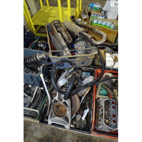 8061 - 1 x Volkswagen Trike Project for spares or repair, items include shocks/springs, exhaust parts, whee... 