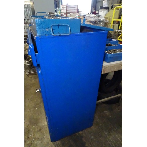 8152 - 1 x Blue metal Versatool tool cabinet