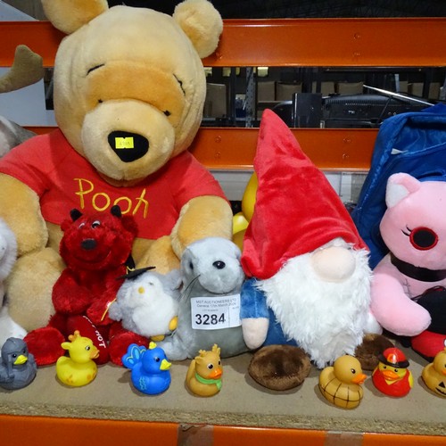 3284 - A quantity of various teddies and plushie toys - Contents of 1 shelf