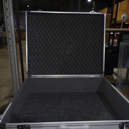 VAT - 1 x Hardshell Flight case with 2 x clasps