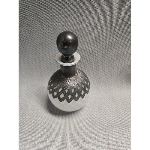 4215A - 1 x Vintage Murano perfume bottle with white opalescent glass and stopper