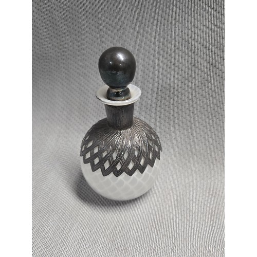 4215A - 1 x Vintage Murano perfume bottle with white opalescent glass and stopper