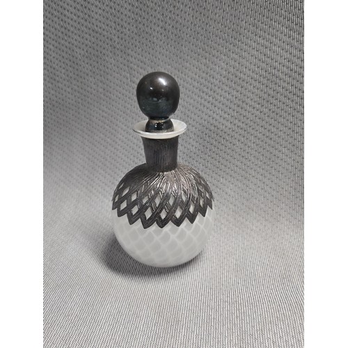 4215A - 1 x Vintage Murano perfume bottle with white opalescent glass and stopper