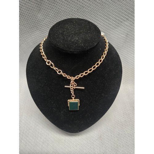 4210 - A 9 carat yellow gold Albert T bar chain and agate fob pendant, approximately 38cms long, weight app... 
