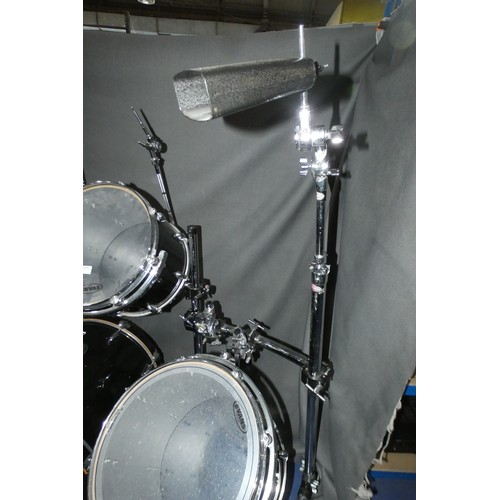 1 - A Gretsch Renown Maple Drum Kit with Evans drum skins to include 1 x 10