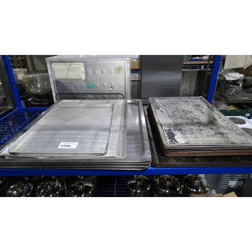 1266 - A quantity of various size baking trays, contents of 1 shelf