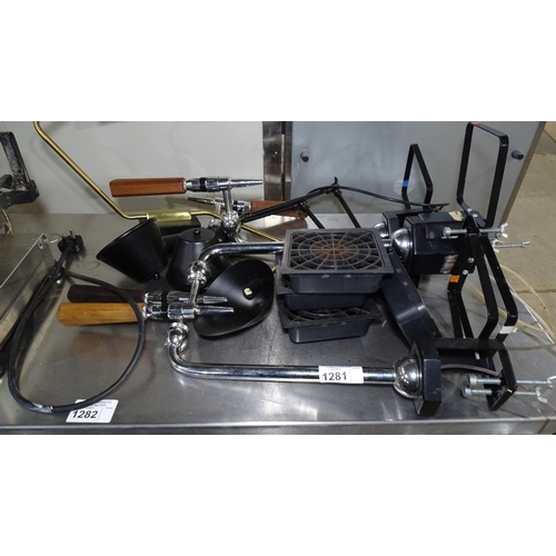 1281 - 4 x wooden handled bar pumps and 2 x wall lights trade
