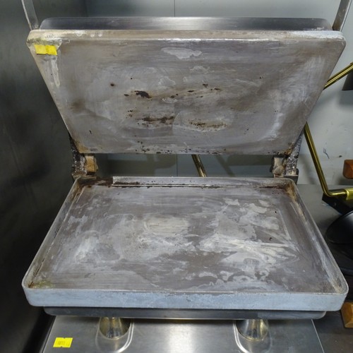 1280 - VAT. A commercial stainless steel contact grill by Velox 240v Trade Tested Working... 