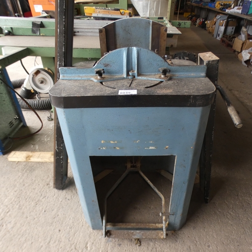 Lot 8049      