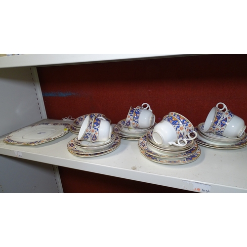 5004 - A quantity of blue and red floral patterned vintage teaware