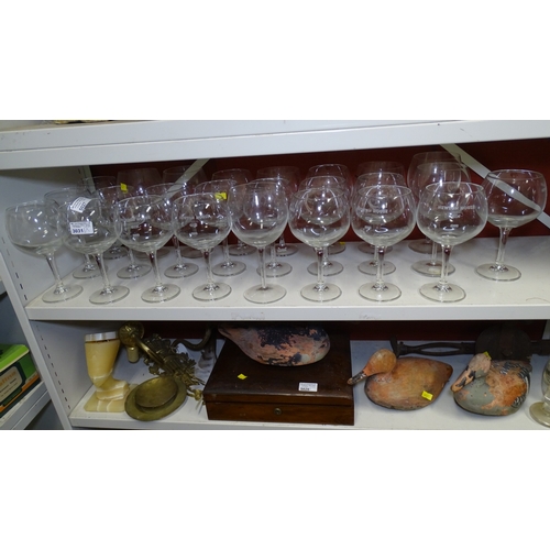 5027 - A collection of Newton House engraved gin glasses and other gin glasses
