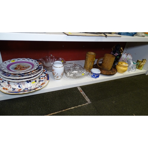 5030 - A quantity of miscellaneous decorative chinaware, woodware and other ornaments (one shelf)... 