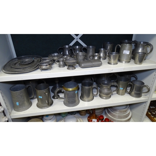 5045 - A quantity of various vintage pewter tankards and other decorative pewter ware (two shelves)... 