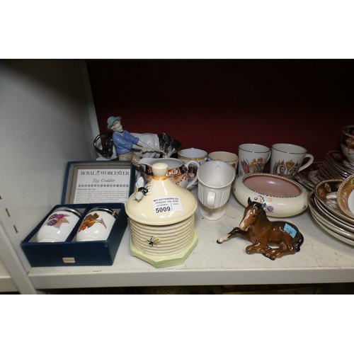5009 - A quantity of miscellaneous decorative teaware, royal commemorative beakers and other ornaments (one... 