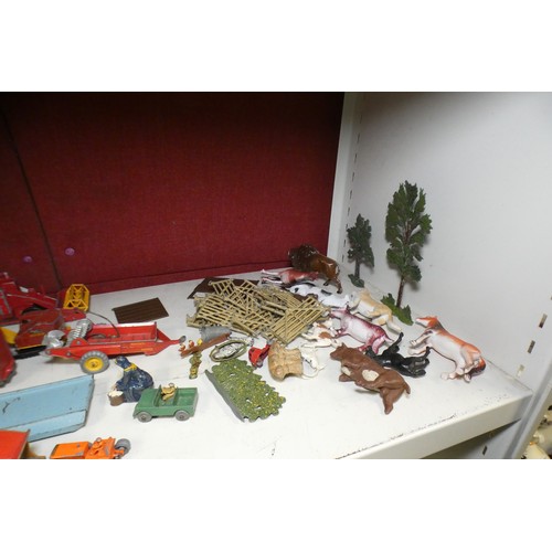 5016 - A quantity of miscellaneous vintage Dinky toys and others including; vehicles and farm animals etc (... 
