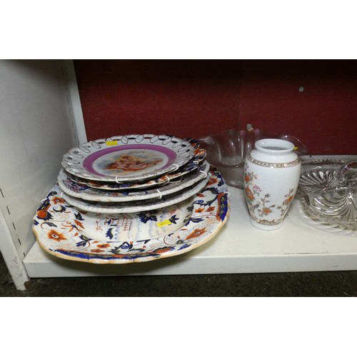 5030 - A quantity of miscellaneous decorative chinaware, woodware and other ornaments (one shelf)... 