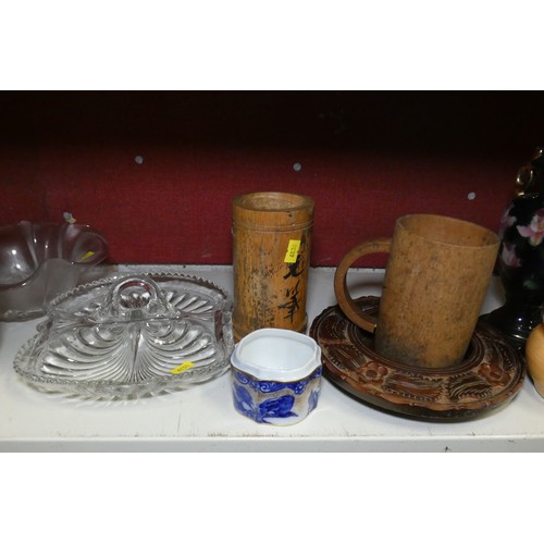 5030 - A quantity of miscellaneous decorative chinaware, woodware and other ornaments (one shelf)... 