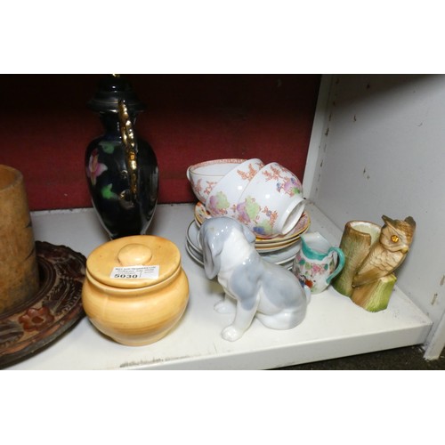 5030 - A quantity of miscellaneous decorative chinaware, woodware and other ornaments (one shelf)... 